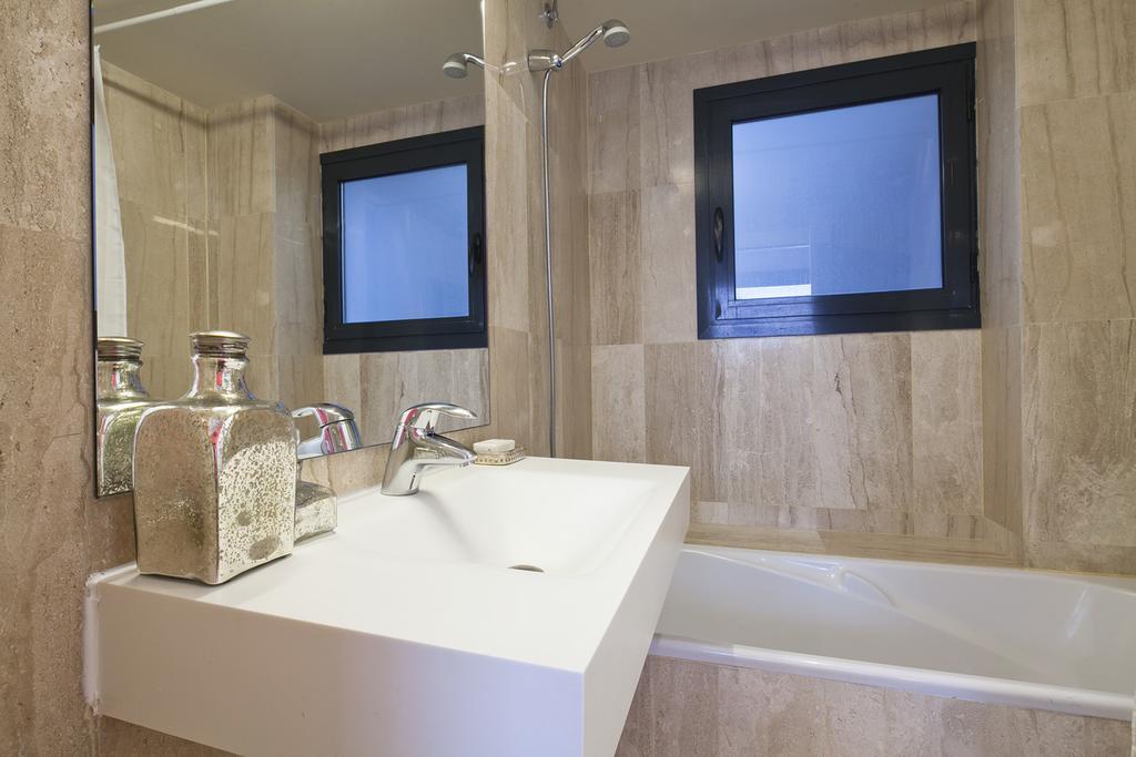 Apartment Barcelona Rentals - Private Pool And Garden Center الغرفة الصورة